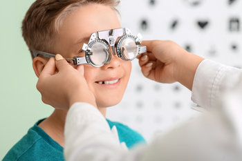 Myopie des enfants : causes, prévention et traitements