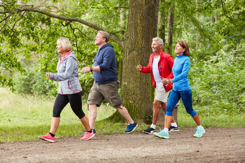 Garder la forme après 55 ans : les clés d'une santé préservée