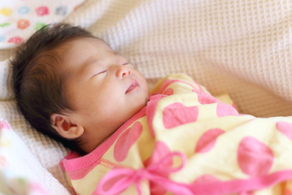 Tête plate des bébés et couchage sur le dos : la position de la HAS